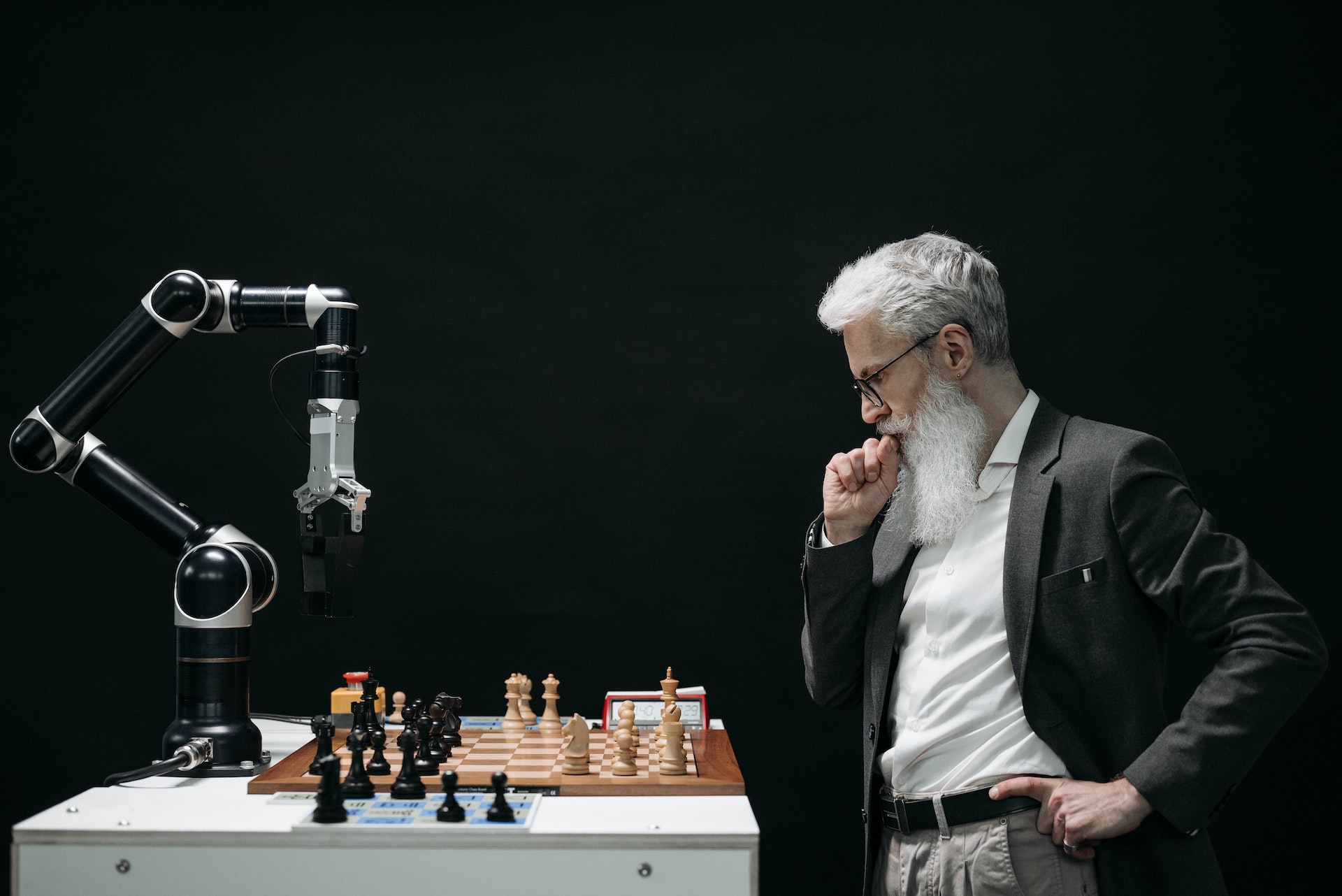 Create stunning presentations with the power of hiCreo and artificial intelligence - man playing chess with robotic arm